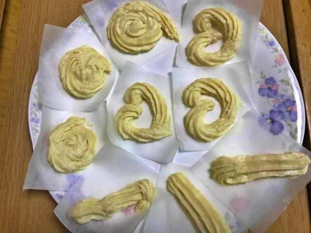 クッキングシートに絞り出した生地