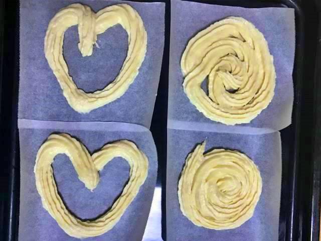 クッキングシートに絞り出した生地