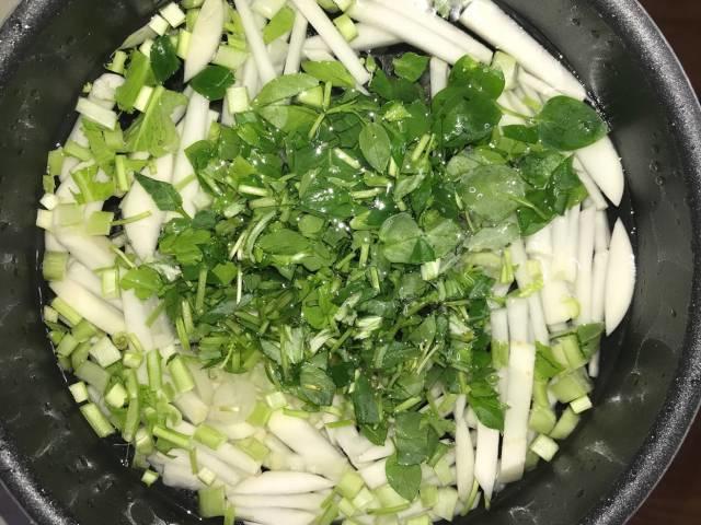 七草を刻んで煮込む