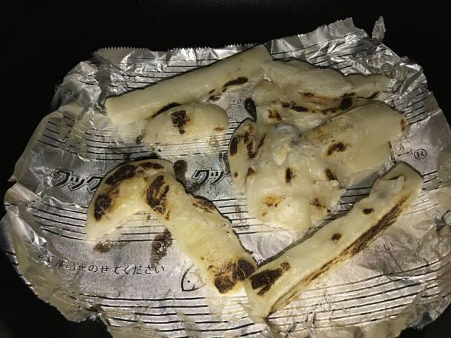 カットしたお餅をフライパンで焼く