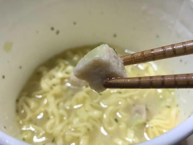 日清の「シュクメルリ鍋風ヌードル」の謎肉