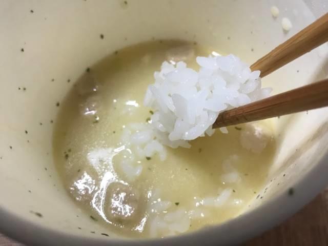 日清の「シュクメルリ鍋風ヌードル」の残ったスープにご飯を投入