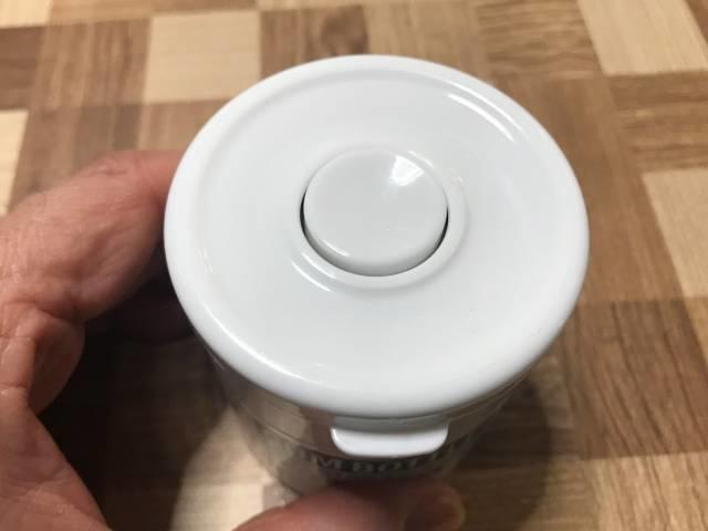 ダイソーの「粒ガムボトル」のフタを締めたところ