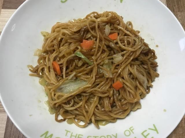 チンした冷凍の「日清焼そば」をお皿に移して混ぜる