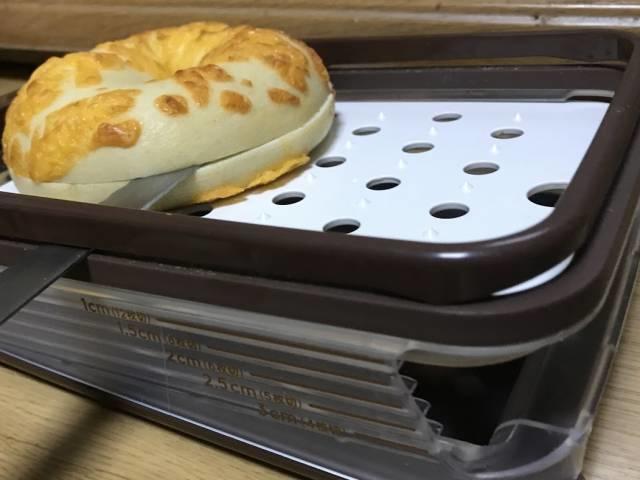 「ヨコ切りパンスライサー」でコストコのベーグルを切る