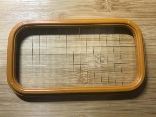 針金で補修したワイヤープレート