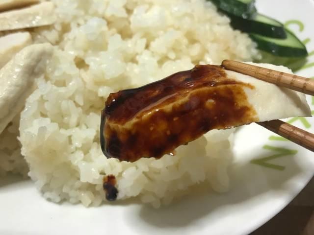 「海南鶏飯」のチキンと甘辛い醤油タレ