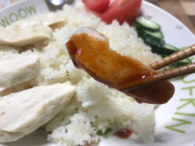 「海南鶏飯」のチキンとシンガポールチリソース