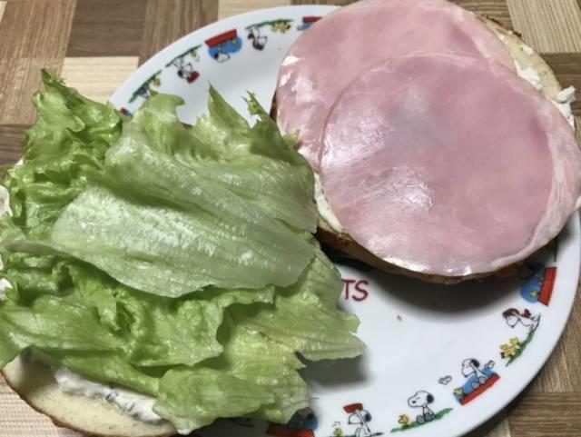 チーズベーグルにハムとレタスをサンド