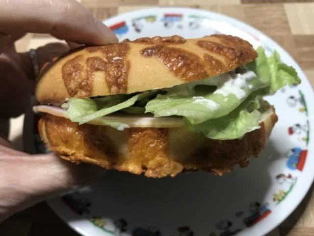 チーズベーグルのハムレタスサンド
