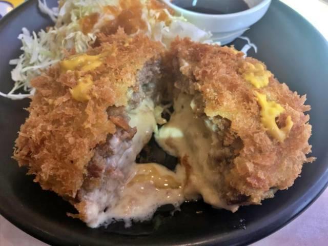 ガストの「チーズINメンチカツ」の断面