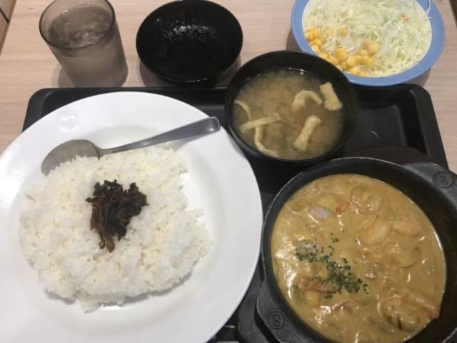 松屋の「オマール海老ソースのクリームカレー」生野菜セット・大盛りライス