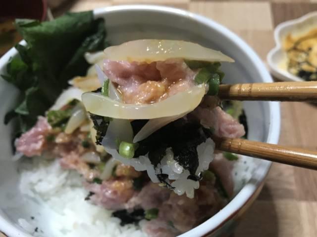 イカ刺しと一緒にネギトロ丼を食べる