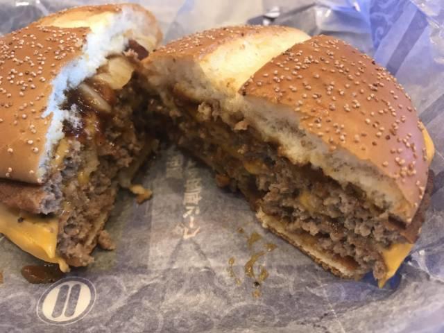 「炙り醤油風 ダブル肉厚ビーフ」の断面