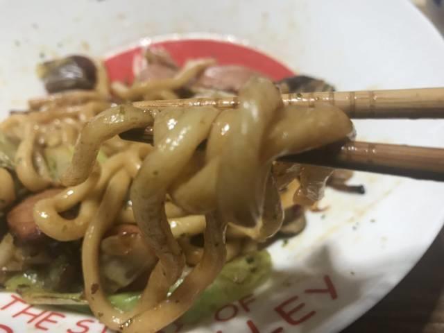 寿がきやの「焼うどん」ソース味を食べる