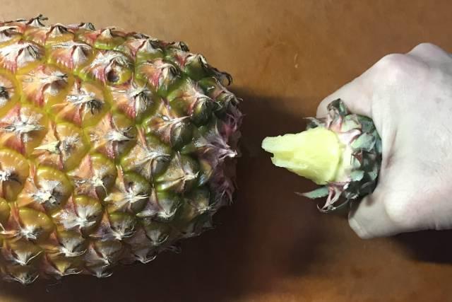 台湾パインのヘタをひねると外れる