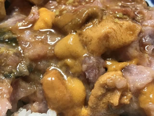 ワサビ醤油を掛けた「ウニネギトロ丼」
