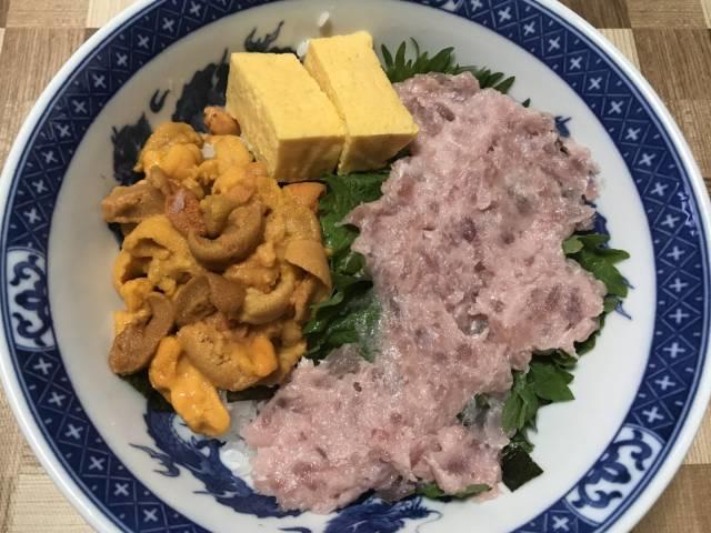 ウニ多めにしたカミさん用の「ウニネギトロ丼」