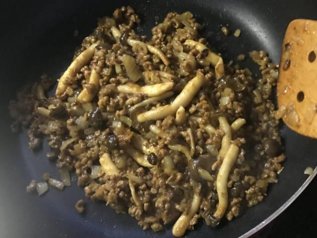 「キーマカレーのたれ」を投入して混ぜながら炒める