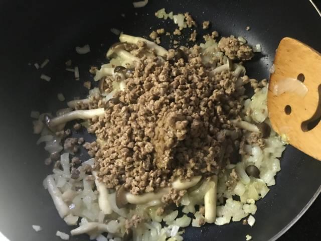 「大豆のお肉」を追加して軽く炒める