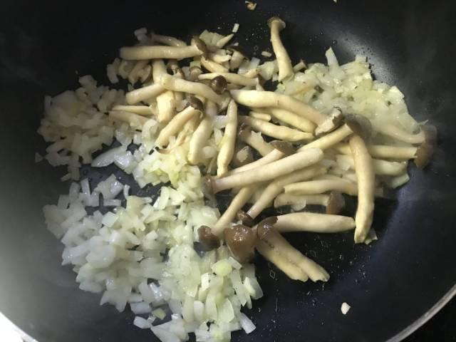 玉ねぎとしめじをフライパンで炒める