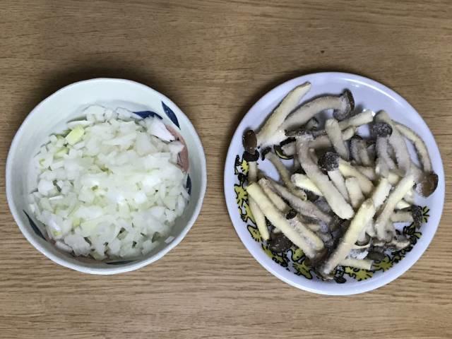 玉ねぎのみじん切りとしめじ