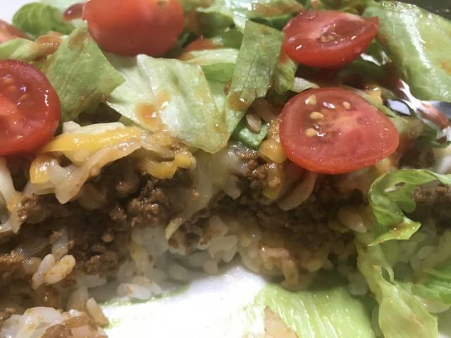 野菜の下にチーズ、タコミート、ご飯