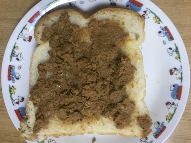 食パンにタコミートを乗せる