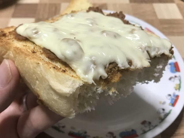タコチーズトーストをひとくち