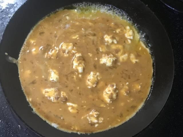 片栗粉も加えてフライパンで焼く