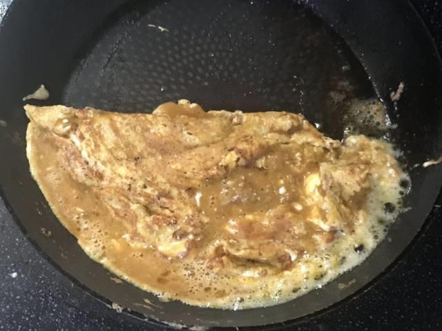 タコミートオムレツの焼き上がり