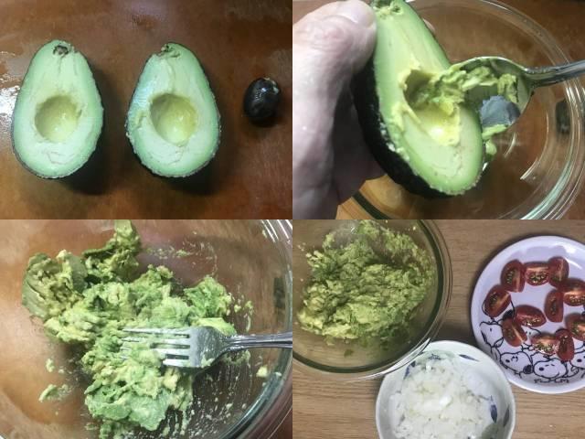 アボカドを潰して玉ねぎのみじん切りとトマトを混ぜる