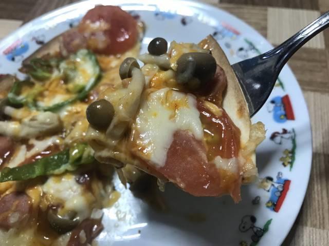 手が汚れるのでフォークで食べる