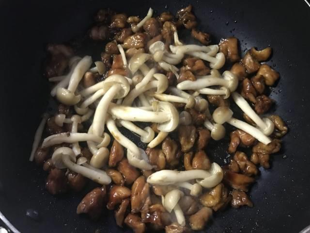 鶏肉に火が通ったらシメジを加え