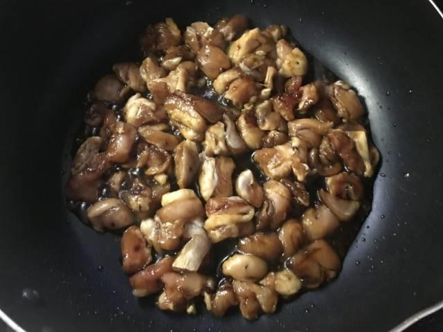 漬け込んだ鶏肉をフライパンで焼く