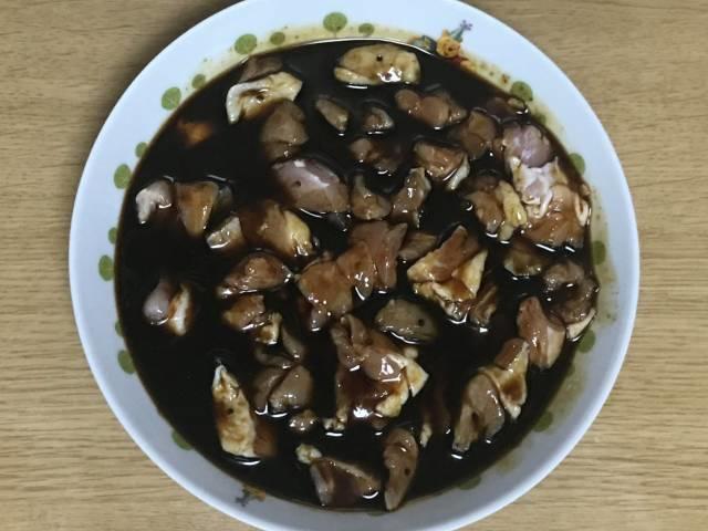 鶏肉をヨシダソースに漬け込む