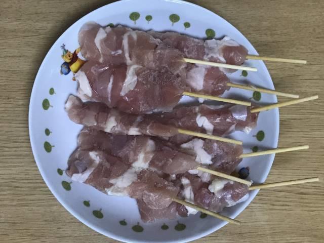 冷凍の串付き鶏肉