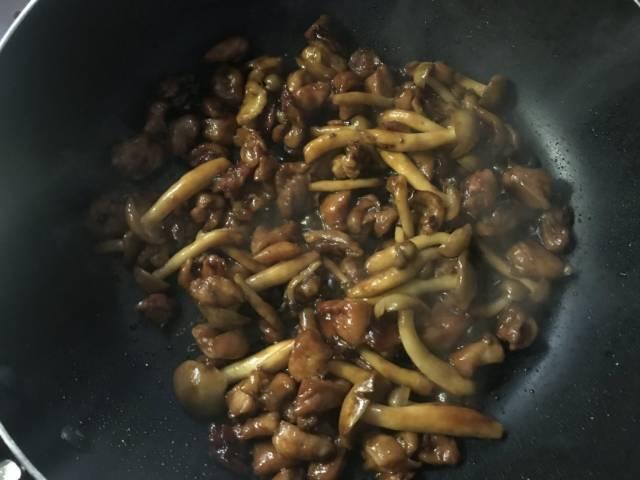 シメジにタレを絡めて炒めたら出来上がり