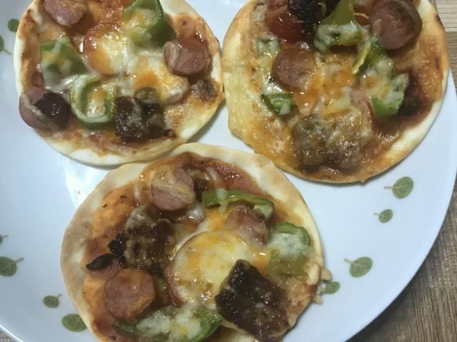 おいしそうに焼けたミニピザ