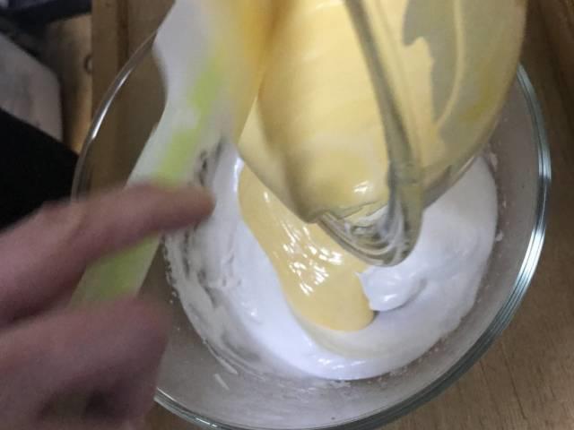 メレンゲと生地を合わせる