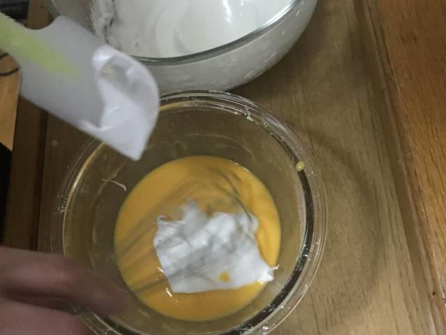 生地にメレンゲを少しなじませる