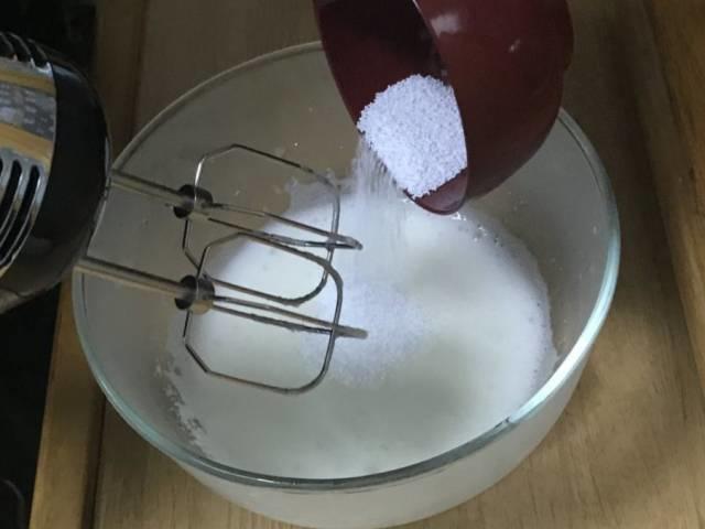 卵白に砂糖加えながら泡立てる