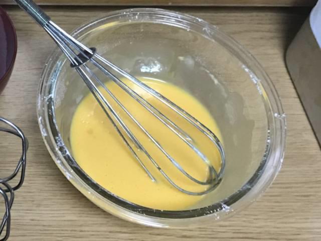 サラダ油、薄力粉、、牛乳、卵黄、ハチミツ、バニラエッセンスを混ぜ合わせた生地