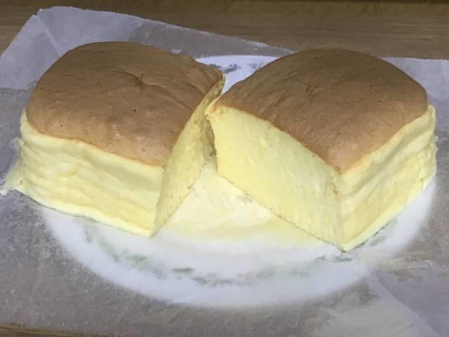 焼き上がった台湾カステラの断面