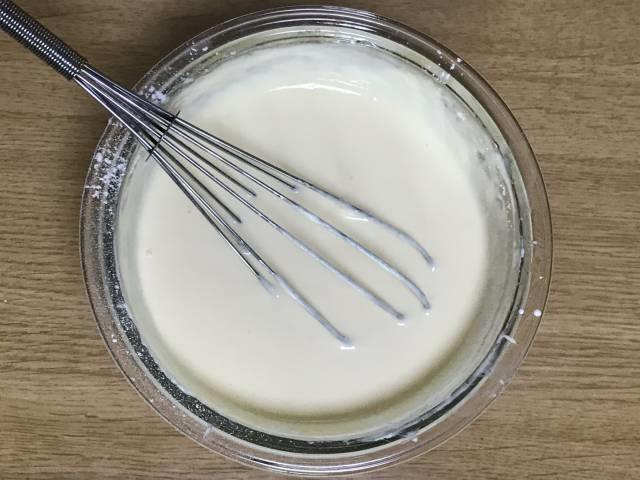 生地用の材料を混ぜ合わせる