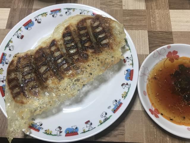 「ニラ餃子」の焼き上がり