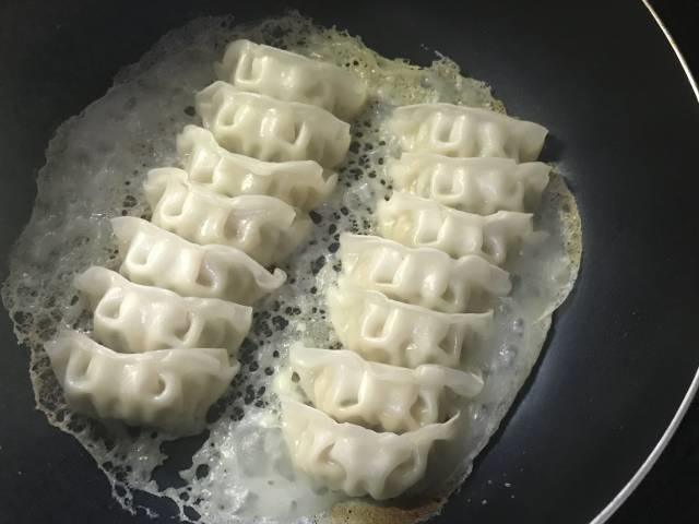 「ニラ餃子」に羽根を付ける