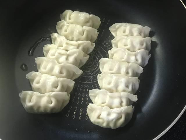 「ニラ餃子」をフライパンで焼く