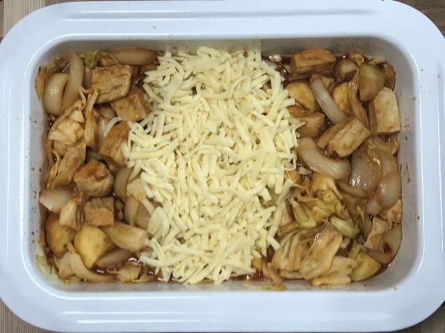 中央にチーズを入れる