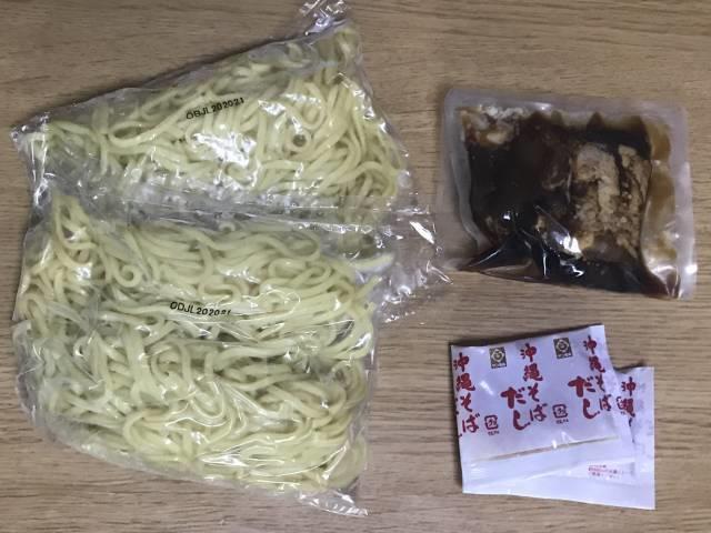 サン食品の「本場ソーキそば」内容物